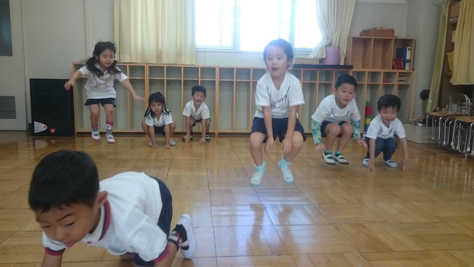 園児の体操の雰囲気