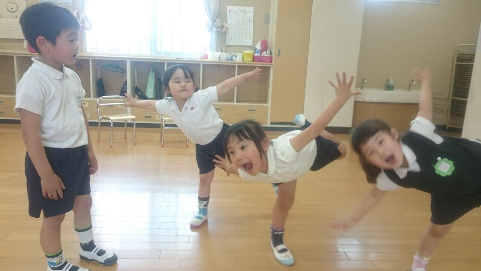 笑顔で踊る園児
