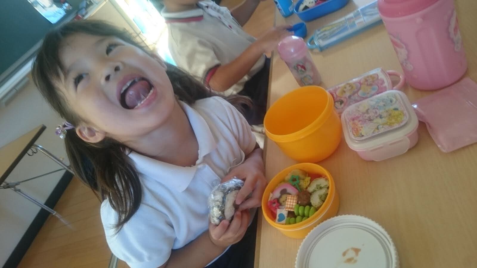 仲良く園児とご飯も食べます